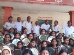 విద్యార్థులకు ప్లేట్లు బహుకరణ