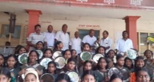 విద్యార్థులకు ప్లేట్లు బహుకరణ