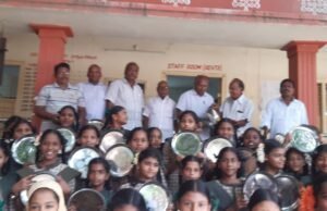 విద్యార్థులకు ప్లేట్లు బహుకరణ